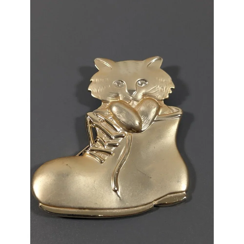 Vintage AJC Gold Tone Matte Cat Kitten In A‎ Boot Pin Brooch Signed